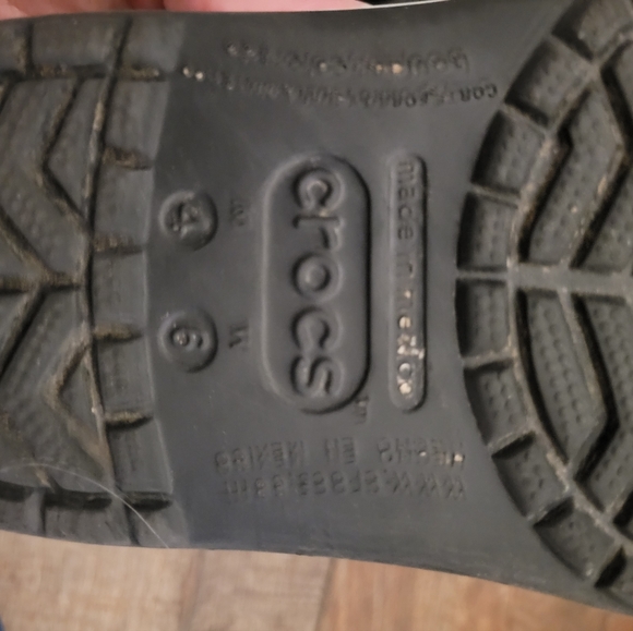 🐊l M size 4l W size 6l Black Crocband™ Clog - Picture 3 of 3